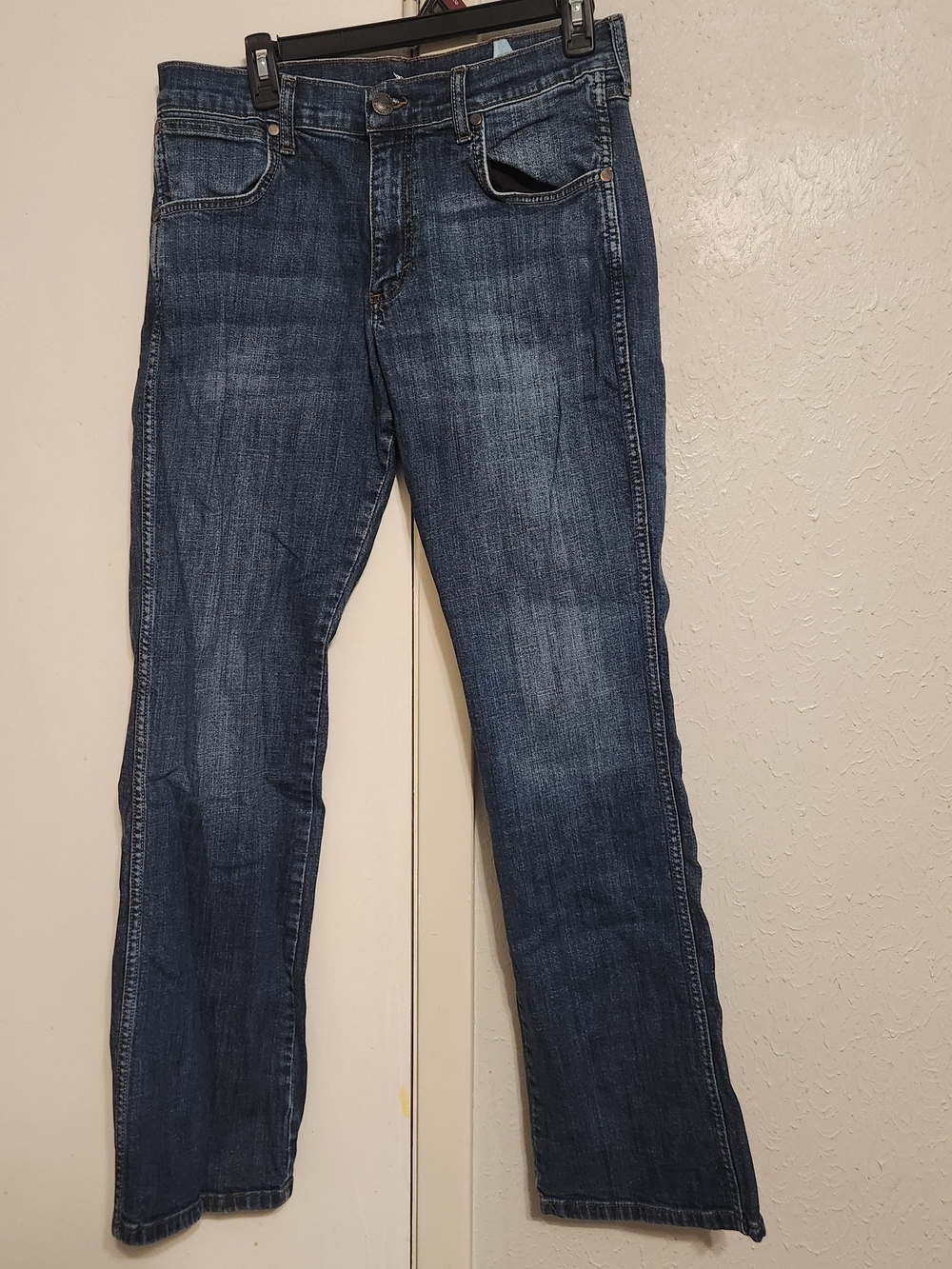Wrangler Men's Medium Blue Relaxed Fit Jeans